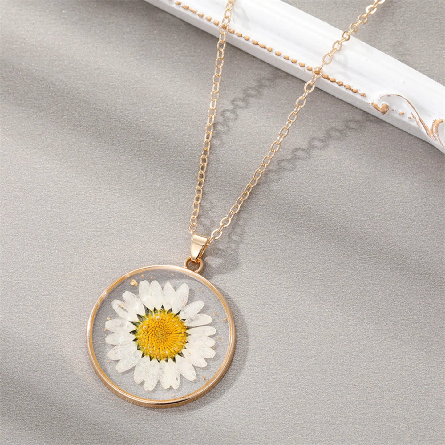 January-December 12 Months Gold Color Round Handmade Gutta Percha Resin Dry Flower Pendant Birthday Flower Necklace 45cm long